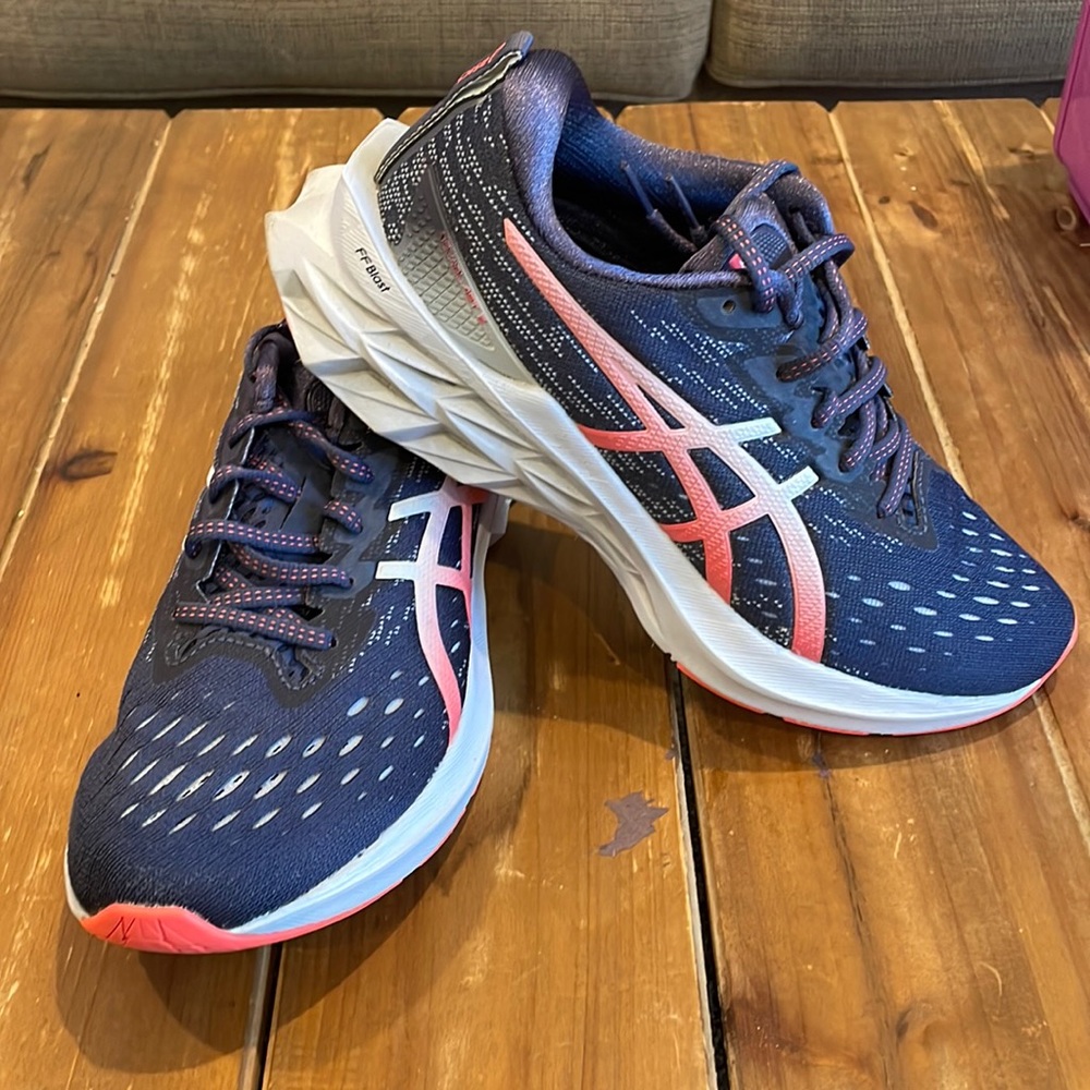 ASICS Novablast 2